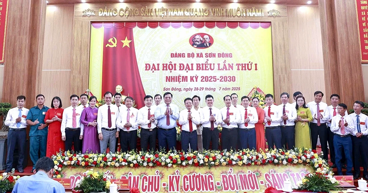 Ban Chấp hành Đảng bộ xã Sơn Đông nhiệm kỳ 2025 -2030 ra mắt Đại hội
