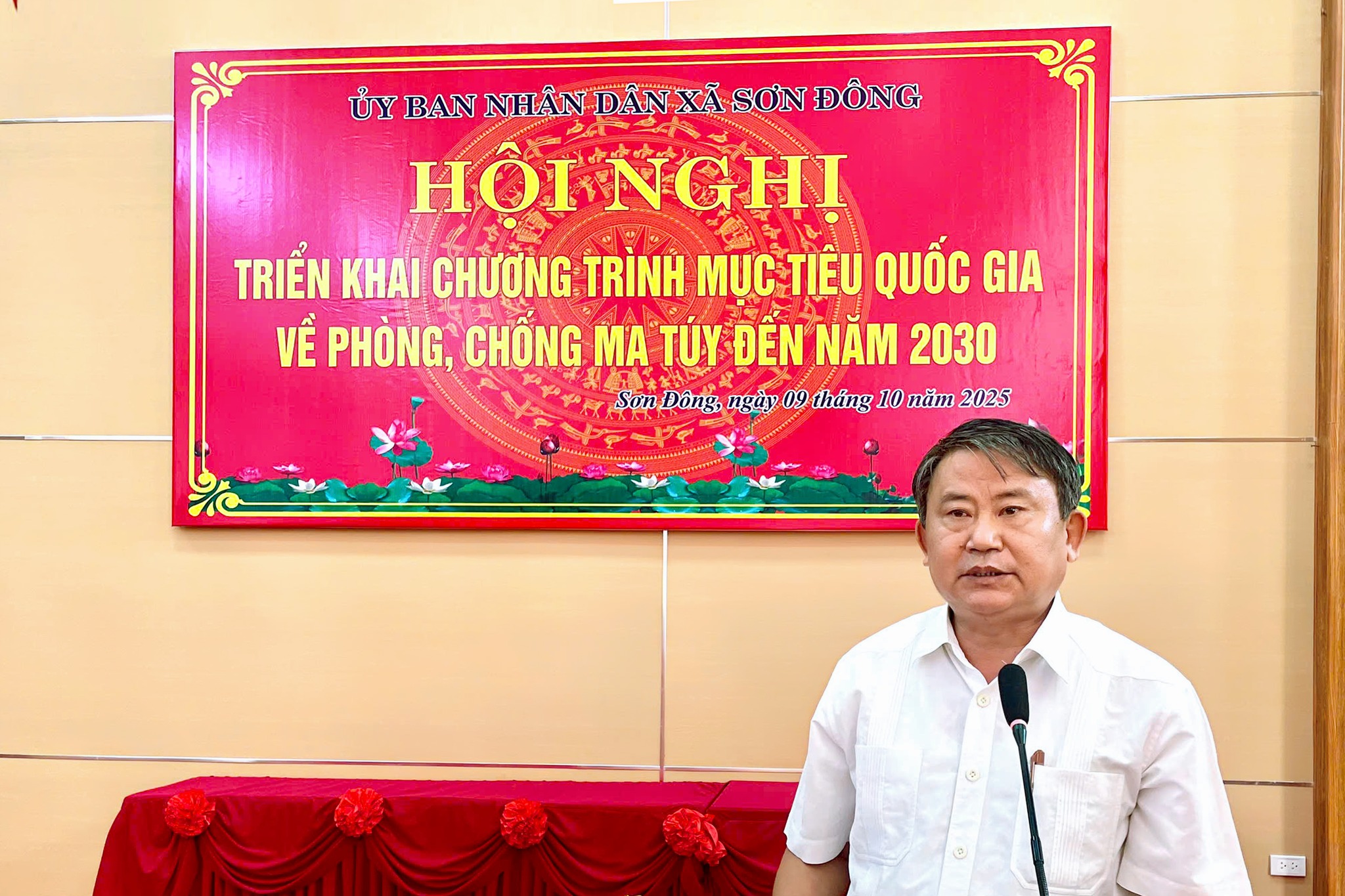 Đồng chí Lê Văn Sơn - TVĐU Phó Chủ tịch UBND xã phát biểu tại hội nghị